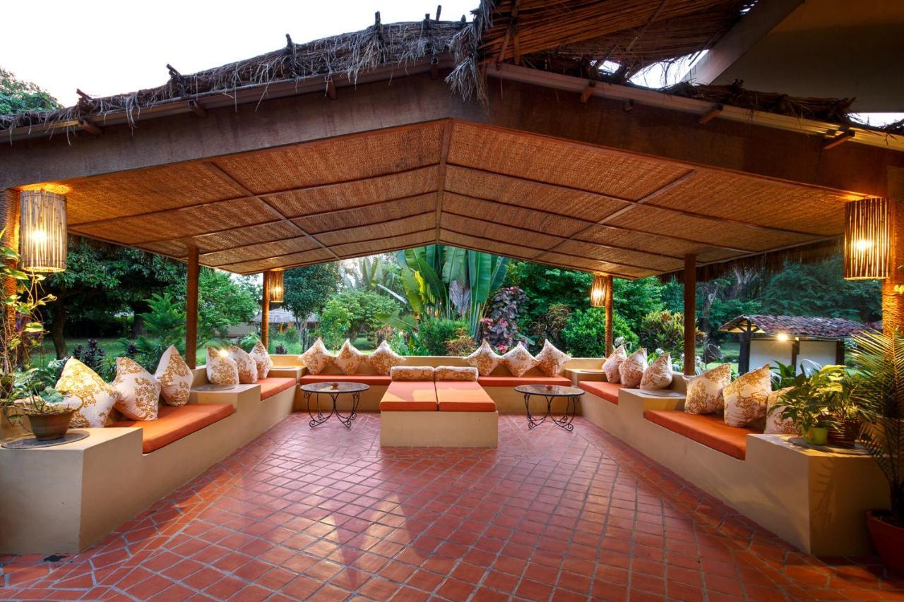 Green Mansions Jungle Resort Sauraha Esterno foto