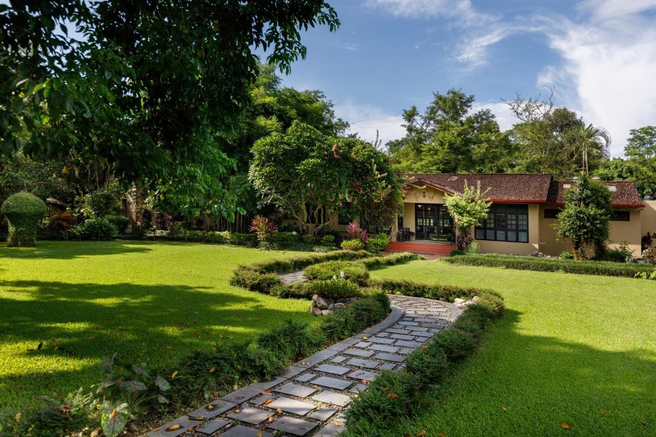 Green Mansions Jungle Resort Sauraha Esterno foto