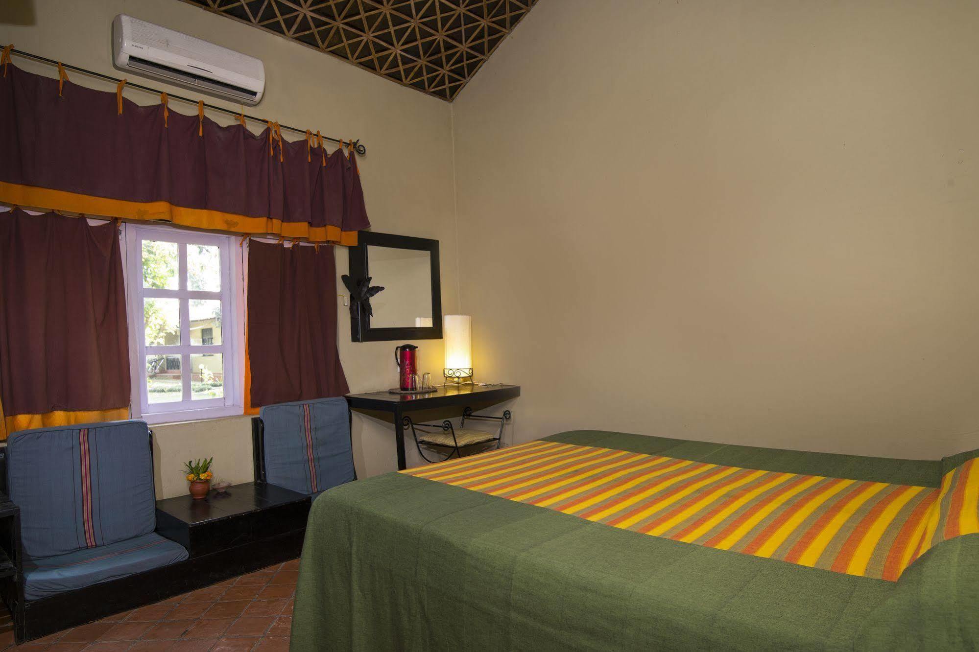 Green Mansions Jungle Resort Sauraha Esterno foto