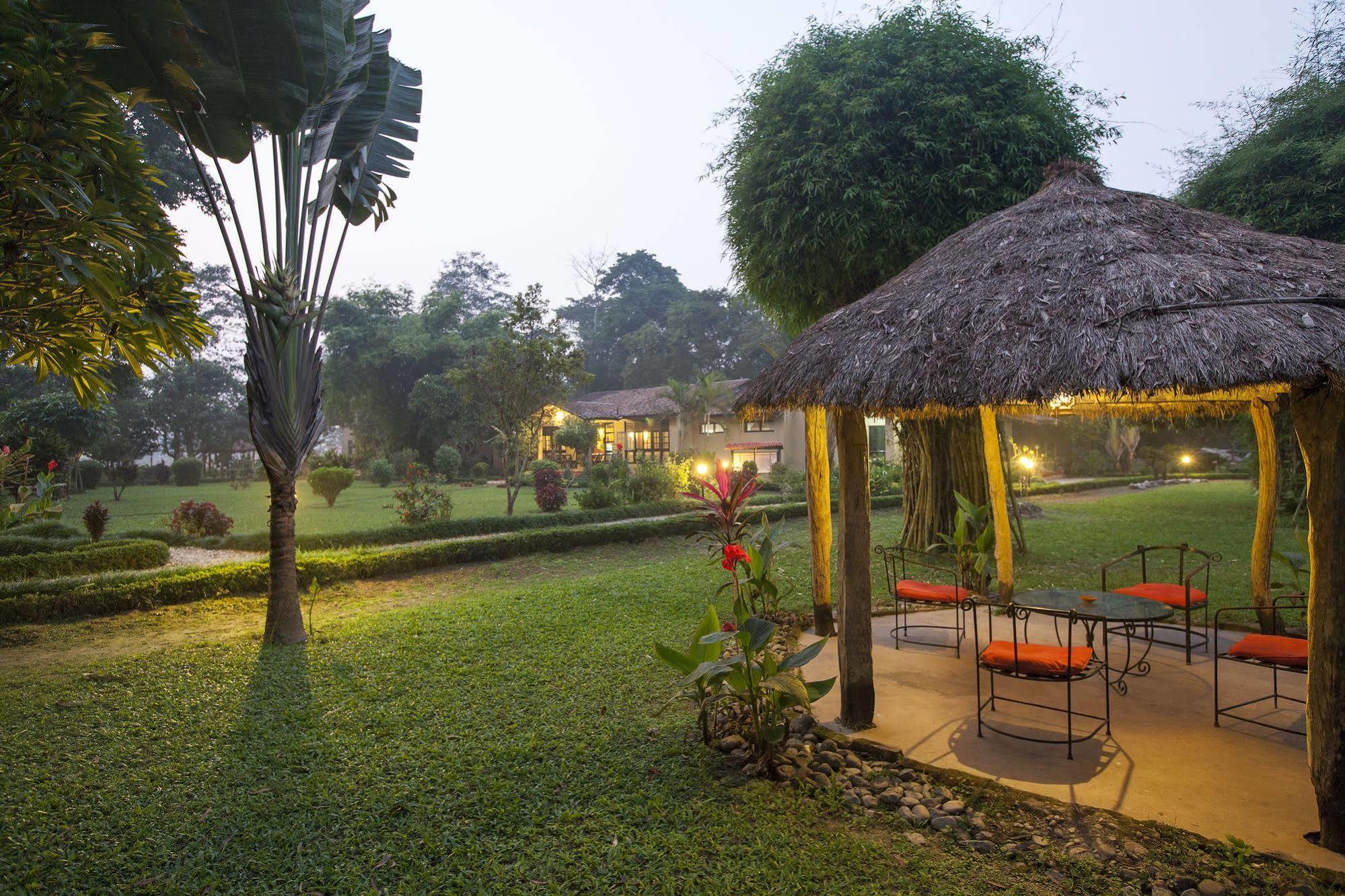 Green Mansions Jungle Resort Sauraha Esterno foto